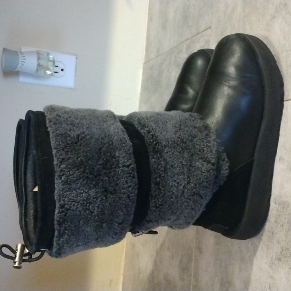 UGG BOOTS - Picture 2 of 9